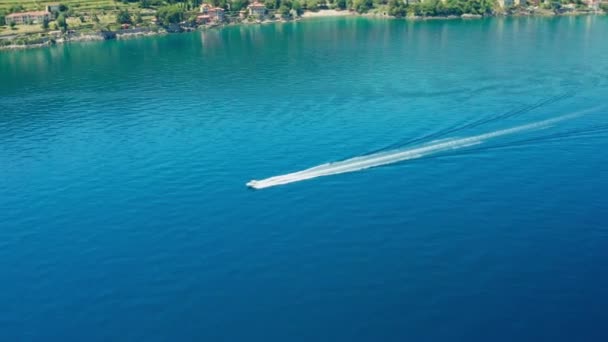 Vue aérienne du bateau de pêche naviguant à grande vitesse dans la mer — Video