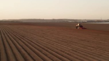 Çağdaş traktör tıkaçları güneş ışığında arazide izler bırakıyor.. 