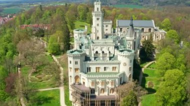 Hluboka Nad Vltavou 'daki Hluboka Kalesi' nden Cesky Krumlov yakınlarındaki kamera zoom 'u. 