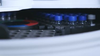 Kromatografik şişeler HPLC sistemindeki otomatik örnekleyicideki bir konumu değiştirir