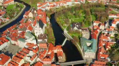 Çek Cumhuriyeti 'nde Cesky Krumlov' un tarihi merkezi, köprü, kale ve nehir manzarası. 