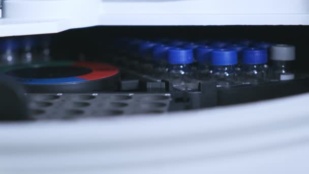 Les flacons chromatographiques modifient une position dans l'échantillonneur automatique dans le système HPLC — Video