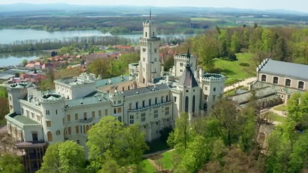 Vista aérea del castillo histórico Castillo de Hluboka en Hluboka nad Vltavou con lago en el fondo. — Vídeo de stock