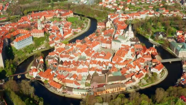 捷克共和国Vltava河环绕的Cesky Krumlov历史中心的空中景观 — 图库视频影像
