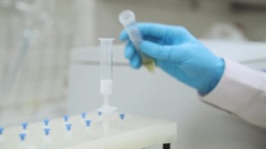 Bilim adamı, Aşı SPE manifoldunu kullanarak özü temizliyor