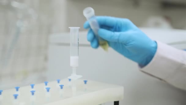 Forskare renar extrakt med Vaccum SPE grenrör — Stockvideo