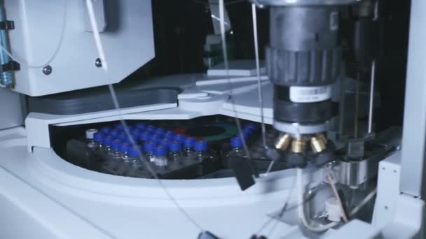 Close up auto sampler collects sample for HPLC analysis — Stock Video