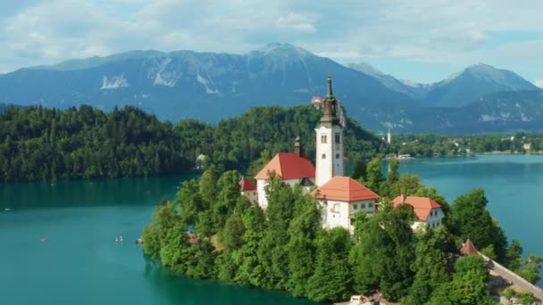 Kirche Mariä Himmelfahrt auf der Insel des Bleder Sees gebaut — Stockvideo