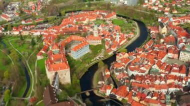 Çek Cumhuriyeti 'nin Güney Bohem Bölgesi' ndeki Cesky Krumlov ve Vltava nehrinin üzerinden uç