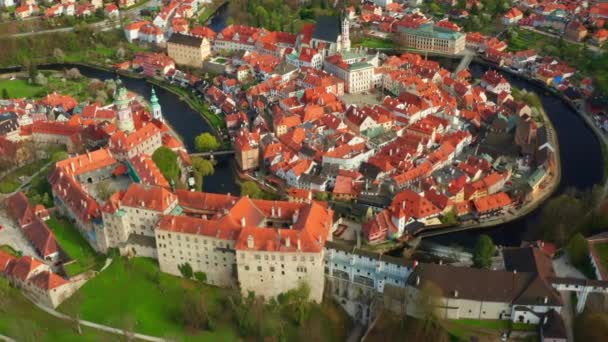 Volar sobre el casco antiguo de Cesky Krumlov y el río Moldava en la región de Bohemia del Sur, República Checa — Vídeos de Stock