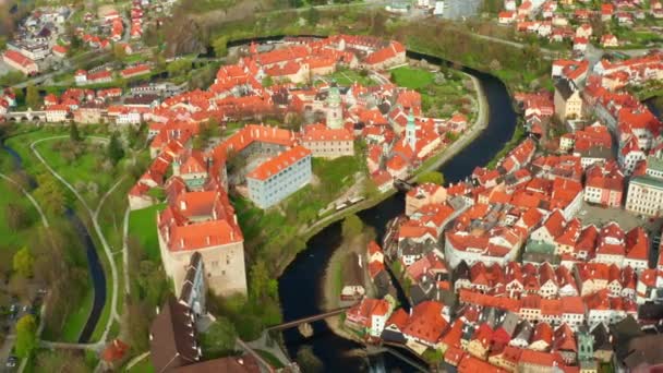 チェコ共和国南ボヘミア地方のチェスキー・クルムロフとヴルタヴァ川の旧市街を飛びます — ストック動画