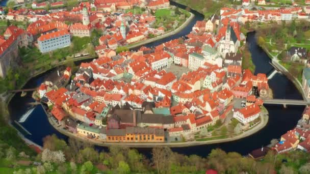 Aerial view of historic centre of Cesky Krumlov — стоковое видео