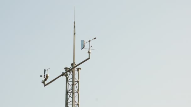 Antennas collecting data on tower of weather station — Vídeos de Stock