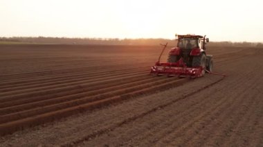 Çağdaş traktör tıkaçları güneş ışığında arazide izler bırakıyor.. 