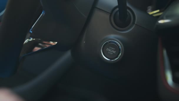 Fechar a mão mulher apertar o botão de arranque do motor no carro — Vídeo de Stock