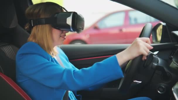Businesswoman in the VR googles sitting in the car and turning the steering wheel in a car — стоковое видео