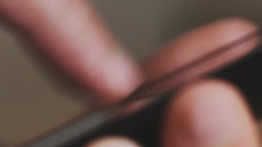 Adam modern akıllı telefonu sosyal ağları kontrol etmek için kullanıyor makro
