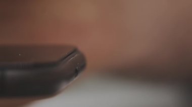 Kullanıcı şarj cihazını düşük pilli akıllı telefona bağlıyor