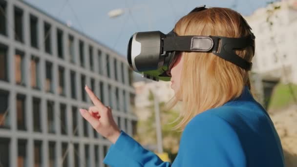 Business woman female wearing VR headset getting experience in metaverse — Stock Video