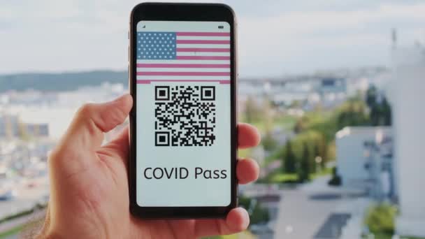 Mão masculina segura smartphone com Covid Pass na tela macro — Vídeo de Stock