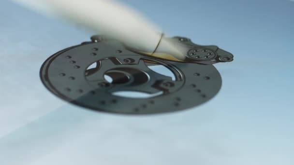 Specialist designs brake disc and caliper using stylus — Stockvideo