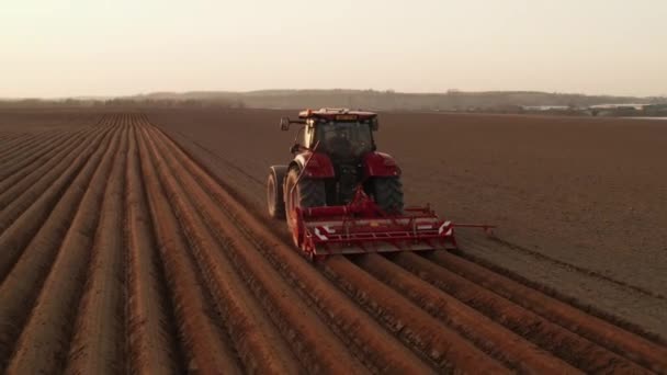 Těžký traktor používá orbu k zakládání záhonů pro pěstování brambor. Začátek výsevu. — Stock video