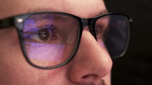 Programador lleva gafas trabajando en la computadora en la oficina — Vídeos de Stock