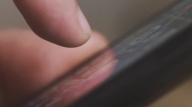 Adam modern akıllı telefonu olan gerekli uygulamaları arıyor.