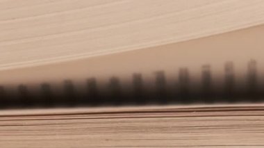 Okuyucu, kitaba göz atarak gerekli bilgileri arıyor