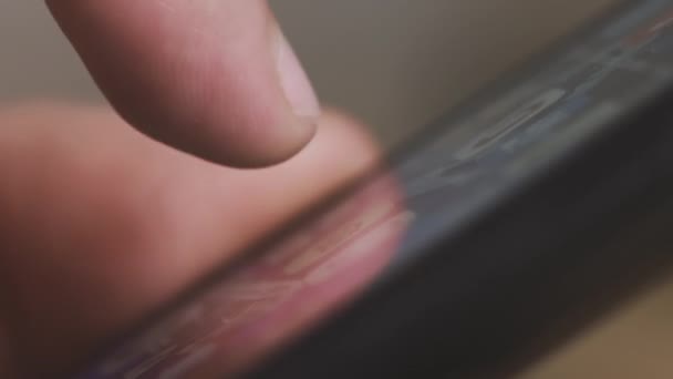 Člověk hledá potřebnou aplikaci držící moderní smartphone — Stock video