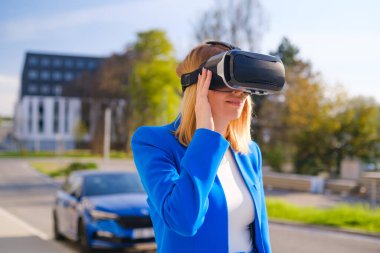 Sanal gerçeklik gözlüklü kadın meta-evren deneyimi yaşıyor.. 