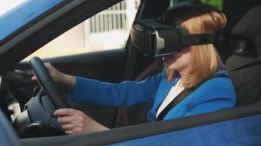 VR 'daki iş kadını arabada oturup direksiyonu çevirerek Google' da arama yapıyor.