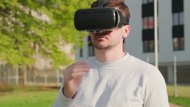 Man draagt virtual reality headset en beheert de interface in augmented reality. — Stockvideo