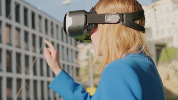 Geschäftsfrau mit VR-Headset sammelt Erfahrung in Metaverse — Stockvideo