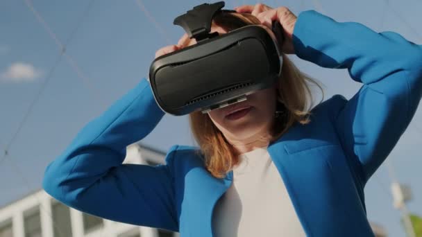 Femeia care poartă căști de realitate virtuală și începe să utilizeze interfața virtuală — Videoclip de stoc