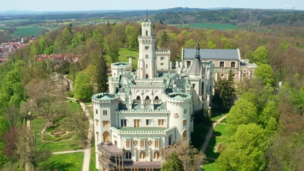 Vuelta del castillo histórico Hluboka nad Vltavou en la República Checa, vista arial. — Vídeo de stock