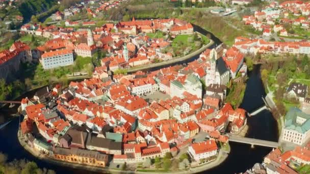 飞越捷克共和国南波西米亚地区的Cesky Krumlov老城和Vltava河 — 图库视频影像