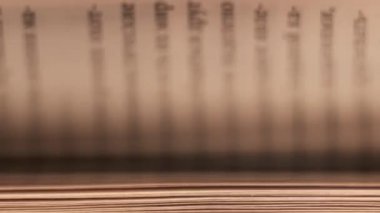 Bir insan, bir sürü sayfası olan kalın bir kitaba hızlıca göz atar.