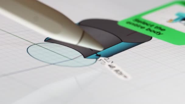 Werknemer ontwerpt mechanisme met behulp van digitale pen voor tablet — Stockvideo