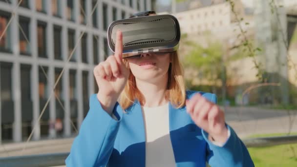 Geschäftsfrau mit professionellem Virtual-Reality-Headset und Gesten in Augmented Reality. — Stockvideo