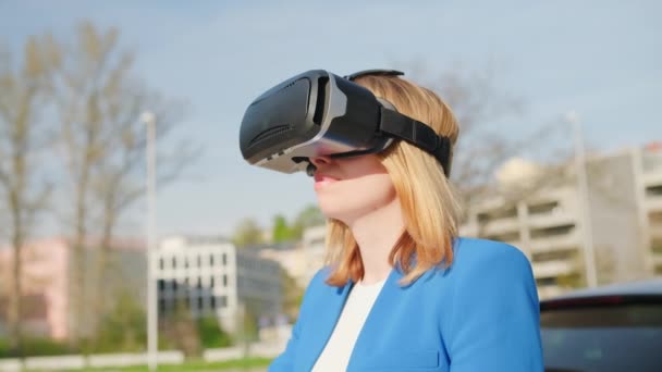 Jonge Vrouw Die Lucht Aanraakt Een Virtuele Interface Bestuurt Door — Stockvideo