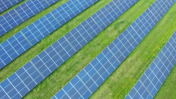 Energia Verde Fornecida Por Painéis Solares Construídos Longas Fileiras Estação — Vídeo de Stock