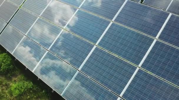 光电太阳能电池为农村地区的电站提供了替代电能 白云映照在日光板的表面上 — 图库视频影像