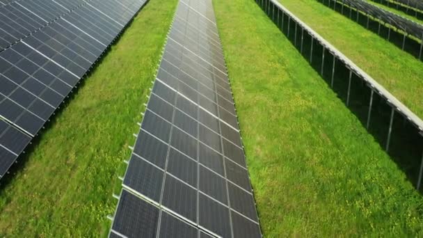 Moderne Zonnepanelen Gebouwd Weelderig Groen Gras Van Het Platteland Veld — Stockvideo