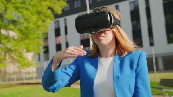 Happy Woman Suit Standing Gestures Augmented Reality Goggles — Vídeo de Stock