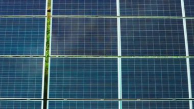 Sıraya dizilmiş güneş pilleri kırsal kesimdeki elektrik istasyonunda alternatif enerji üretir. Çağdaş güneş panelleri yeşil enerjiyi yakın görüş sağlar