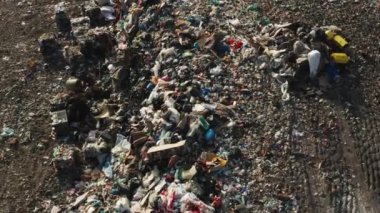 Kuşlar, kentsel ve endüstriyel bölgelerden gelen çöplüklerdeki plastik atıkların üzerinde daireler çiziyor. Çevresel kirlilik hava görüntüsü