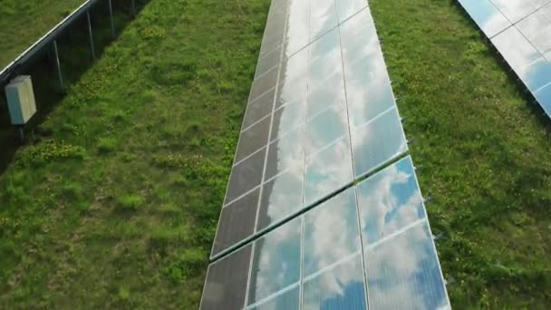 Zatažená Obloha Odrážela Povrchu Moderních Slunečních Panelů Instalovaných Zelené Trávě — Stock video