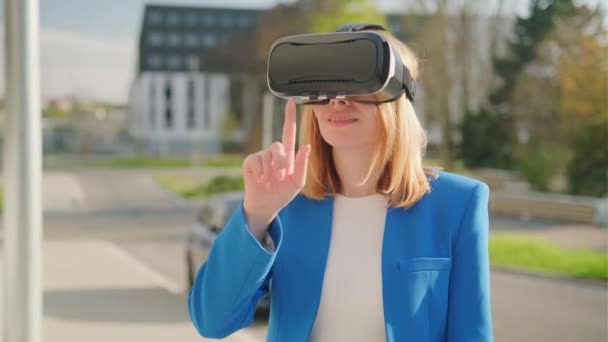 Geschäftsfrau Mit Professionellem Virtual Reality Headset Und Gesten Augmented Reality — Stockvideo