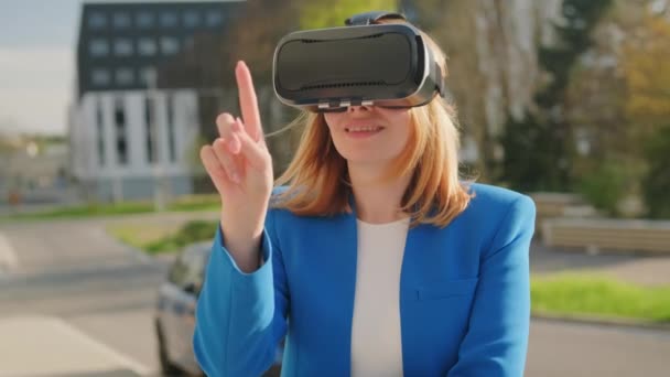 Eine Glückliche Frau Anzug Steht Draußen Und Gestikuliert Augmented Reality — Stockvideo